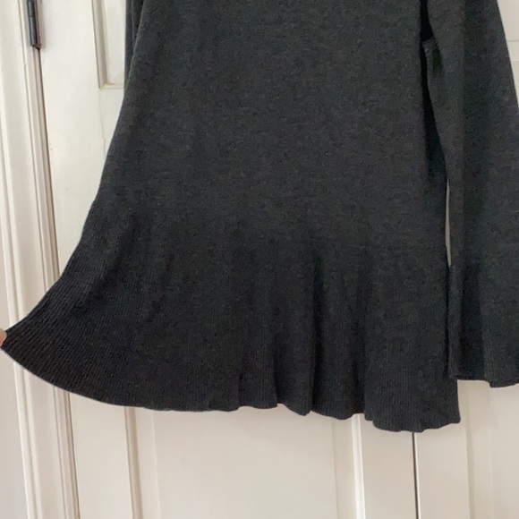 Cable & Gauge Peplum Bell Sleeved‎ Charcoal Sweater Ribbed Peplum Knit Top - Picture 3 of 10